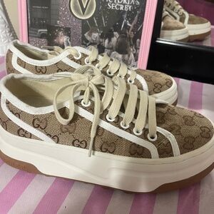 Gucci Women's Beige and White Canvas Sneakers